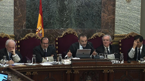 El presidente del tribunal que enjuicia la causa del "procés", Manuel Marchena (c), junto a los magistrados (de izda a dcha) Luciano Varela, Andrés Martínez Arrieta, Juan Ramón Berdugo y Antonio del Moral, durante la sesión del juicio del procés con