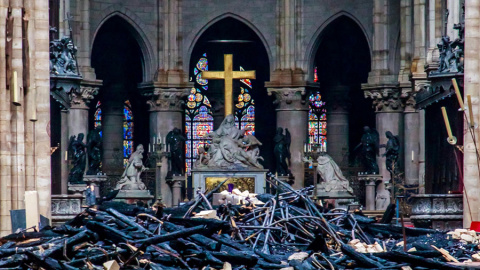 Los restos en el interior de la catedral de Notre Dame tras el incendio. Christophe Petit Tesson / REUTERS