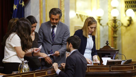 La presidenta del Congreso, Ana Pastor (d) y el resto de miembros de la mesa realizan un recuento de votos tras detectarse dos errores no intencionados en el escrutinio del cuarto pleno extraordinario para completar la renovación del Consejo de Administr