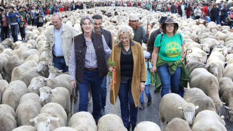 Carmena, acompañada de la primera teniente de alcalde, Marta Higueras. / Ayuntamiento de Madrid