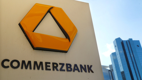 El logo de Commerzbank en un cajero automático, cerca de la sede del banco Fráncfort. REUTERS/Kai Pfaffenbach