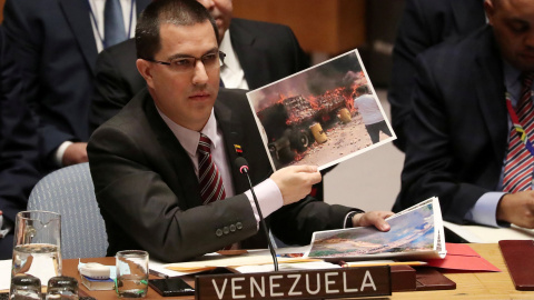 El ministro de Exteriores venezolano, Jorge Arreaza sostiene una imagen mientras hablaba durante la reunión del Consejo de Seguridad de las Naciones Unidas sobre la situación en Venezuela. / REUTERS - SHANNON STAPLETON