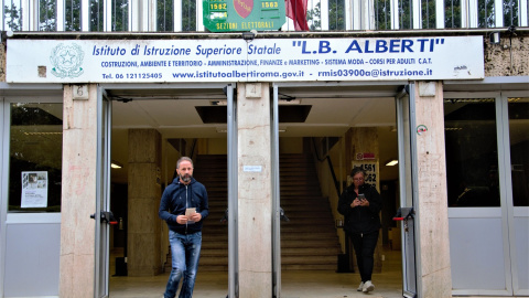 Poco trasiego de gente en un colegio electoral del barrio residencial EUR.