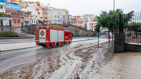 25/9/22 Un camión de bomberos circula por una calle llena de barro tras las lluvias que asolan el oeste peninsular y Canarias, a 25 de septiembre de 2022.