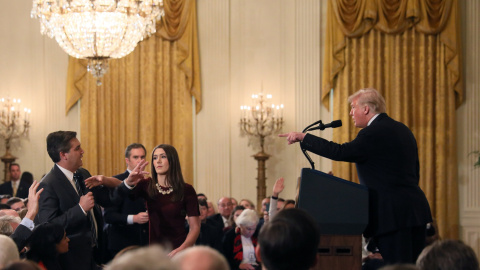 07/11/2018.- El presidente estadounidense, Donald Trump, increpa a Jim Acosta, corresponsal de la CNN en la Casa Blanca, durante una rueda de prensa en la Casa Blanca, en Washington. REUTERS/Jonathan Ernst