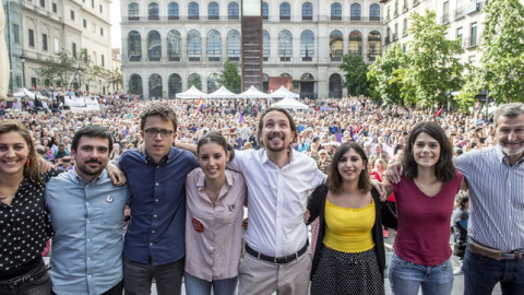 De izquierda a derecha: Lorena Ruiz-Huerta, Ramón Espinar, Íñigo Errejón, Irene Montero, Pablo Iglesias, Dina Bousselham, Isabel Serra y Julio Rodríguez el pasado 2 de mayo. DANI GAGO (PODEMOS)