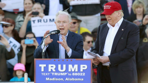 El senador Jeff Sessions, designado nuevo fiscal general de EEUU por Donald Trump, en una foto dela campaña electoral con el entonces candidato republicano en un mitin en Alabama. REUTERS/Marvin Gentry