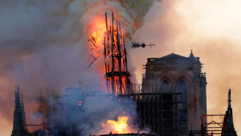 El momento del derrumbe de la aguja de la catedral de Notre Dame, presa de las llamas. - AFP