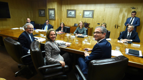 La ministra de Economía, Nadia Calviño junto con el gobernador del Banco de España, Pablo Hernández de Cos (d), y el presidente de la Comisión Nacional del Mercado de Valores, Sebastián Albella (i), durante la reunión del Comité de Estabilidad Fin