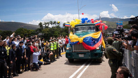 Un camión cruza el Puente Simón Bolivar durante el acto de reapertura de la frontera entre Colombia y Venezuela, a 26 de septiembre de 2022.