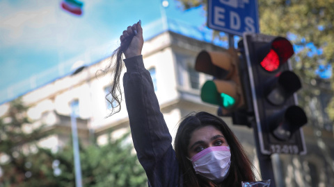 Manifestante frente a la embajada iraní en Turquía, a 26 de septiembre de 2022.