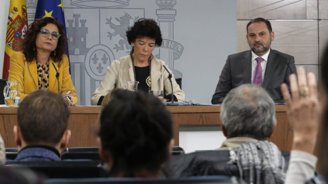 La ministra de Hacienda, Maria Jesus Montero; la portavoz del Gobierno, Isabel Celaá; y el titular de Fomento, José Luis Ábalos, durante la rueda de prensa posterior al Consejo de Ministros, celebrada en el Palacio de La Moncloa. EFE/Zipi