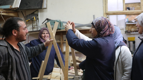 El grupo de mujeres de Al-Walaja trabajando  junto a Ala Hilu, artista palestino especializado en up-cycling. YARA RAMDAN