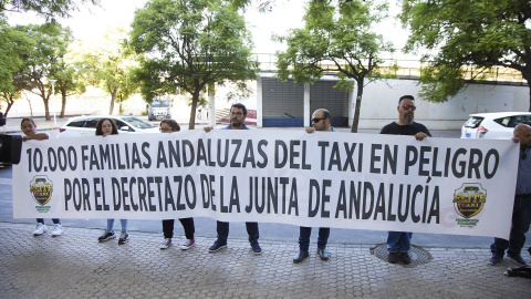 Varios manisfestantes con pancarta durante la reunión del Consejo Andaluz del Taxi en la Consejería de Fomento, a 26 de septiembre de 2022 en Sevilla (Andalucía, España).