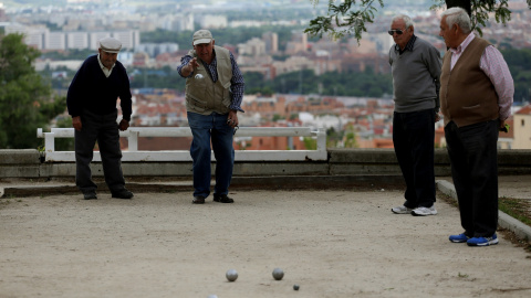 Unos pensionistas juegan a la petanca en un parque de Madrid. REUTERS/Sergio Perez