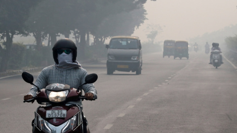 Personas conduciendo en Nueva Delhi. REUTERS/Altaf Hussain