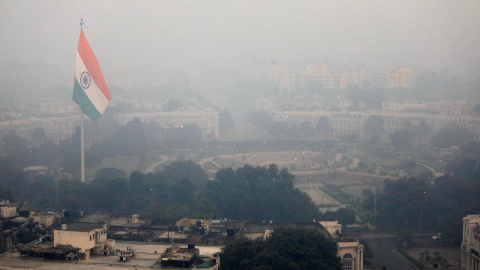 Edificios se Neva Delhi ensombrecidos por la capa de contaminación. REUTERS/Anushree Fadnavis