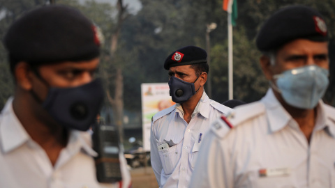 Policías de tráfico para protegerse del humo y del polvo en Nueva Delhi.. REUTERS/Anushree Fadnavis