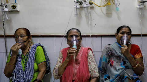 Varias mujeres reciben tratamiento de respiración asistida en un hospital en Nueva Delhi. REUTERS/Anushree Fadnavis