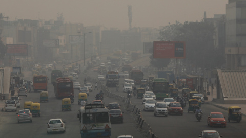 Los vehículos circulan en medio de la contaminación de Nueva Delhi. REUTERS/Anushree Fadnavis