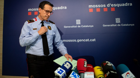 El portavoz de los Mossos d'Esquadra Albert Oliva durante la rueda de prensa que ha ofrecido para informar de los detalles de la operacion en la que ha sido detenido un hombre después de anunciar en un chat de WhatsApp su intención de matar al president