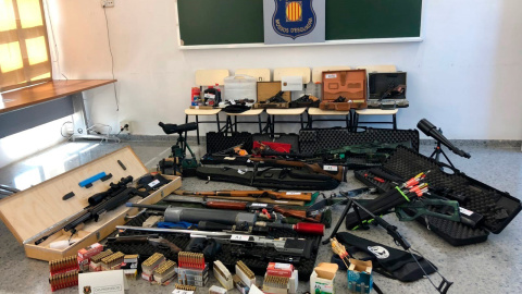 FotografÍa facilitada por los Mossos d'Esquadra del material incautado a Manuel M.S, un vigilante de seguridad, un experto tirador que tenía un arsenal de armas en su domicilio, después de anunciar en un chat de WhatsApp su intención de matar al presi