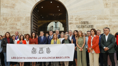 El president de la Generalitat, Ximo Puig, el Consell y diputados de Les Corts Valencianes y representantes sociales guardan tres minutos de silencio por el asesinato machista de Benidorm.