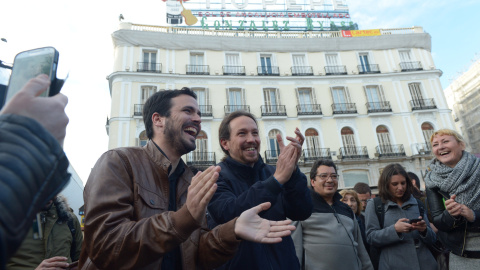 Alberto Garzón, líder de Izquierda Unida, y Pablo Iglesias, secretario general de Podemos, escenifican su acuerdo electoral en la Puerta del Sol de Madrid. PODEMOS