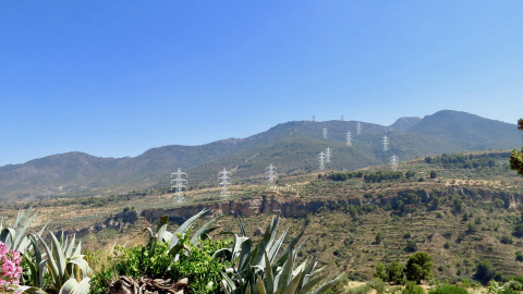 Simulación de las torres eléctricas en una de las zonas del Valle de Lecrín./Plataforma Dí No a las Torres