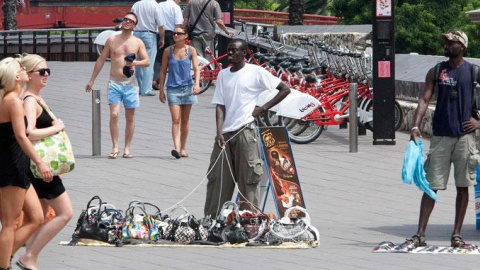 Un mantero vende objetos falsificados en el centro de Barcelona. EFE/Archivo