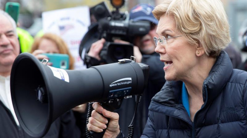 La candidata demócrata a la presidencia estadounidense Elizabeth Warren (d) participa en un acto de campaña en Somerville, Massachusetts (Estados Unidos), este viernes. EFE/ Cj Gunther