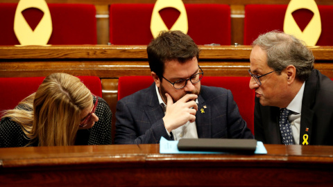 El presidente de la Generalitat, Quim Torra, conversa con su vicepresidente, Pere Aragones (c), y su portavoz, Elsa Artadi (i), en el Parlament. EFE/Alberto Estévez