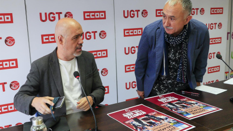 Los secretarios generales de CCOO y UGT, Unai Sordo (i) y Pepe Álvarez (d), presentan el calendario de movilizaciones en los próximos meses para la subida de salario, este miércoles, en Madrid.