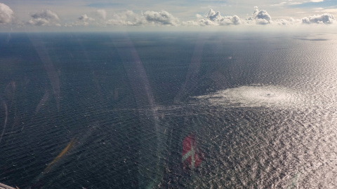 Imagen de una fuga de gas en el mar Báltico desde un avión del Ejército danés, a 27 de septiembre de 2022.