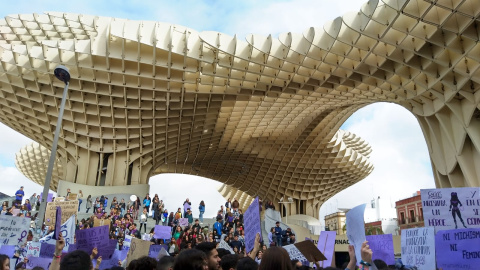 Concentracion feminista en las setas de la Encarnacion, Sevilla