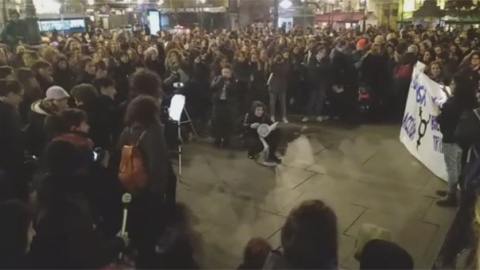 Concentración previa a la marcha feminista 'Reclama las calles y la noche', celebrada en Madrid. / FERMÍN GRODIRA