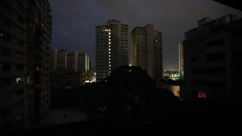 Vista general de edificios con luces de emergencia este jueves en Caracas (Venezuela), durante un apagón eléctrico que afectó a gran parte del país. Venezuela sufre un nuevo apagón de energía que afecta al menos 11 estados, así como al territorio p