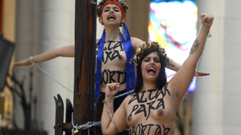 Las activistas de Femen que se encadenaron en la catedral de Almudena  |  AFP