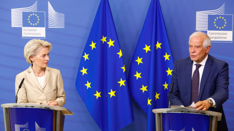 La presidenta de la Comisión Europea, Ursula von der Leyen, junto al alto representante de la UE para Asuntos Exteriores y Política de Seguridad, Josep Borrell.