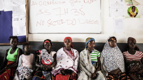 Varias mujeres, algunas embarazadas, esperan para recibir atención médica en la sala de maternidad de la localidad de Nacala, provincia de Nampula (Mozambique). AFP/Gianluigi Guercia