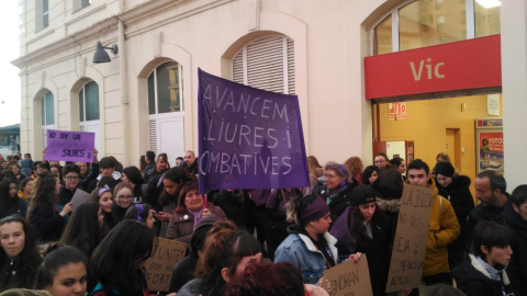 Inici de la manifestació de la tarda a Vic amb motiu de la Vaga Feminista. NURIA FARRÉS