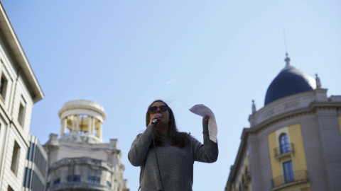 Una manifestant crida consignes durant la manifestació estudiantil de la vaga feminista del 8-M. JOEL KASHILA