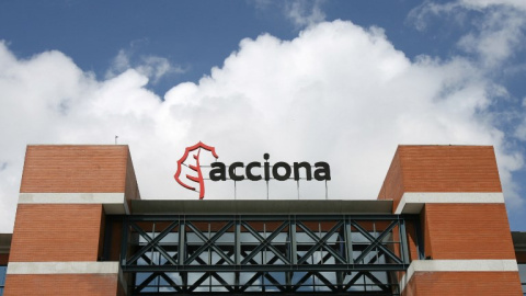 El logo de Acciona, en su sede en Alcobendas (Madrid). AFP