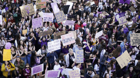 Panoràmica de la manifestació estudiantil de la vaga feminista a la Via Laietana de Barcelona. JOEL KASHILA