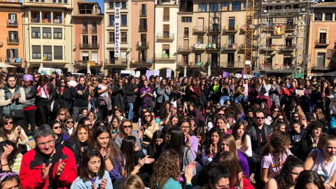 La plaça Major de Vic s'ha omplert per la vaga feminista. SARA BLÁZQUEZ