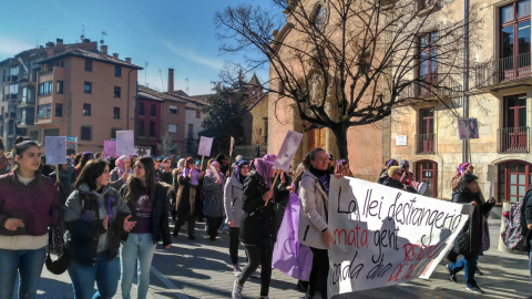 Unes 200 dones es mobilitzen pel centre de Vic pel 8-M. NÚRIA FARRÉS