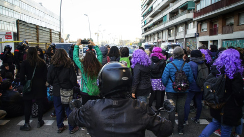 Un pelotón de unas doscientas feministas está recorriendo Madrid para informar y visibilizar la huelga feminista. Es el bicipiquete del 8-M.- FERMÍN GRODIRA