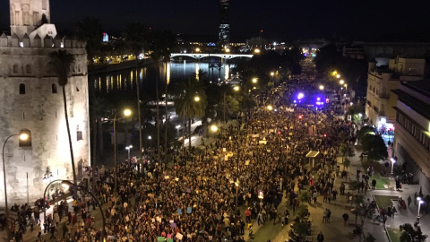 La manifestación de Sevilla transcurre junto a la Torre del Oro./ Raúl Bocanegra