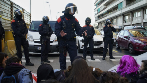 En Barcelona a partir de las 7 de la mañana se han producido los primeros cortes de calles en motivo de la huelga feministA.- JOEL KASHILA