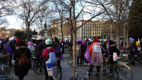 Un pelotón de unas doscientas feministas está recorriendo Madrid para informar y visibilizar la huelga feminista. Es el bicipiquete del 8-M.- FERMÍN GRODIRA